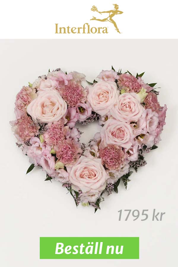 Vackert blomsterhjärta med rosa blommor.