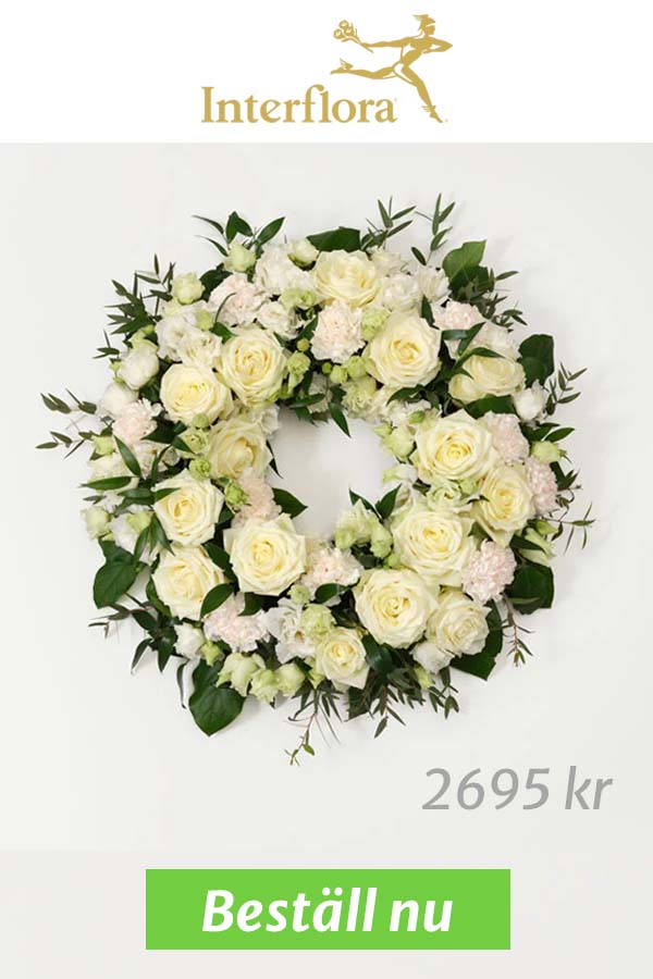 Vacker blomsterkrans med vita rosor